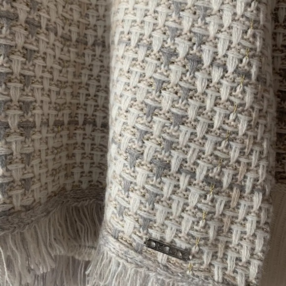 DKNY Women’s Sz Medium Cream Metallic Fringe Loose Fit Pullover Casual Sweater - Picture 3 of 6